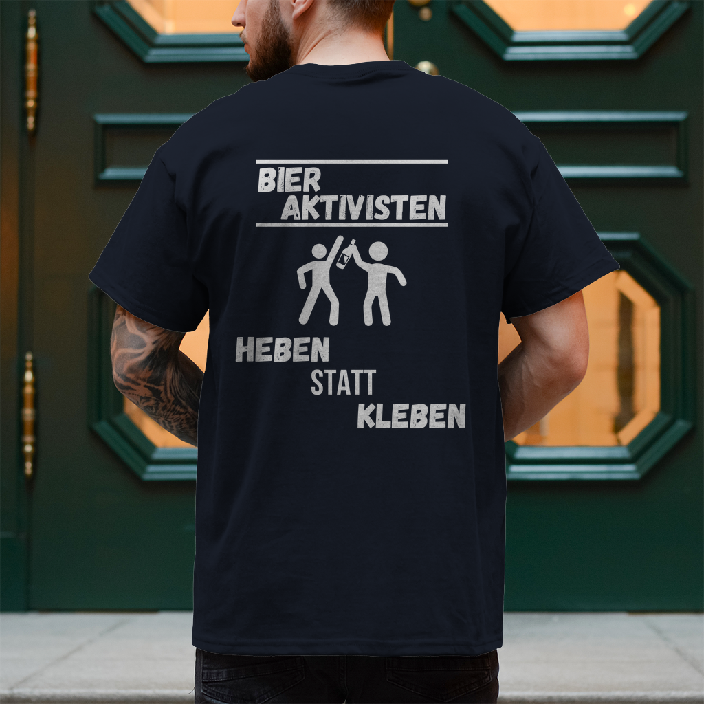 Premium  T-Shirt "Bier Aktivisten" (Backprint)