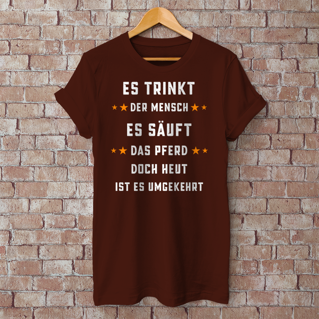 Premium T-Shirt "Es trinkt der Mensch"