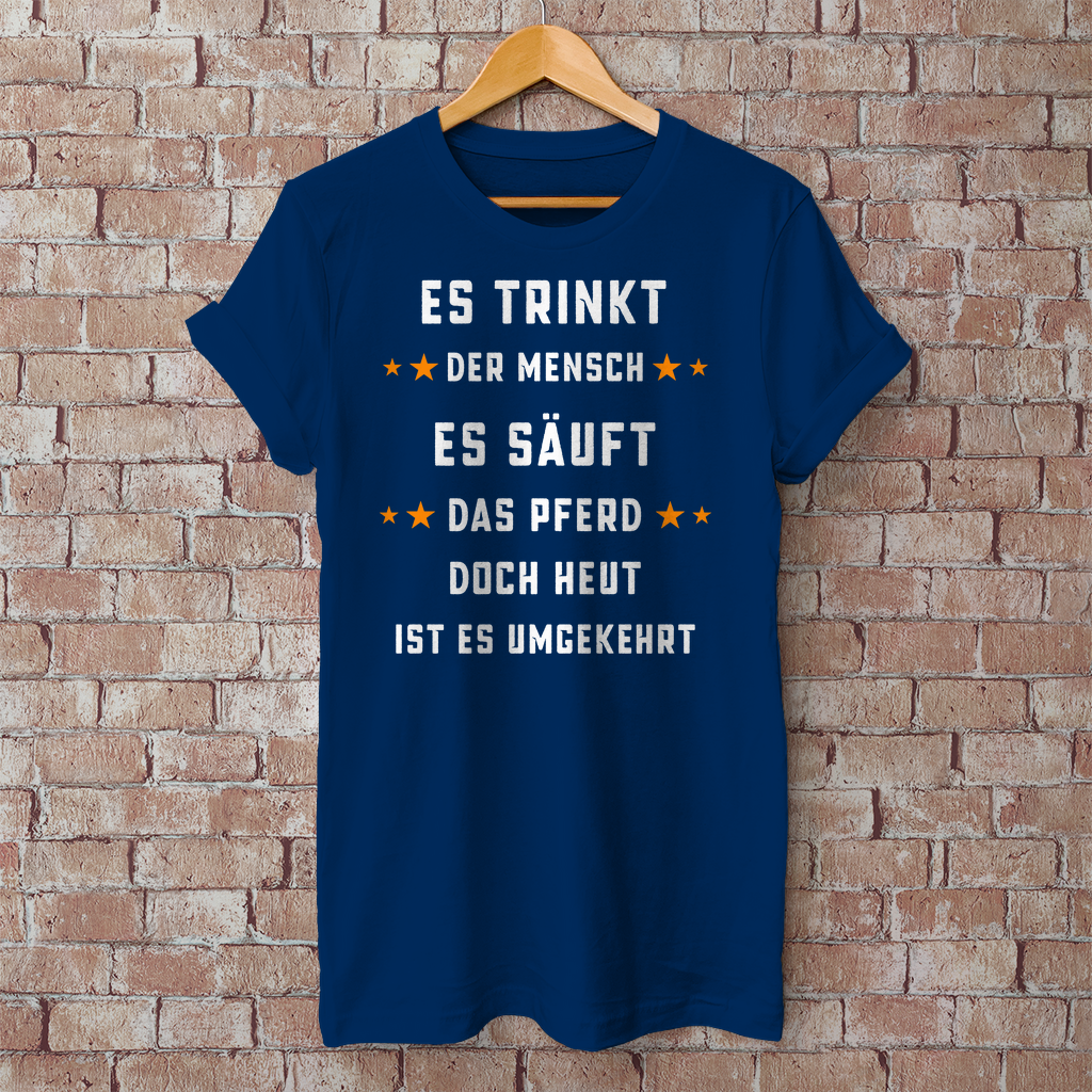 Premium T-Shirt "Es trinkt der Mensch"